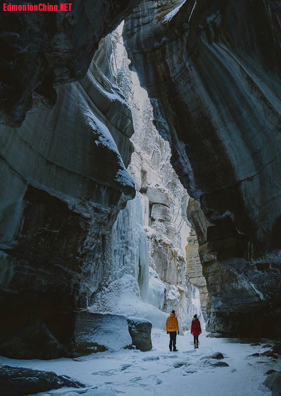 MBN-Canyon-Floor-People-in-front-of-Waterfall.jpg